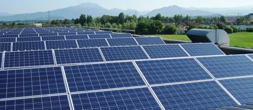 Pannelli fotovoltaici e sistemi inverter per impianti di energia rinnovabile.
