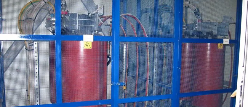 Cabina elettrica di trasformazione MT/BT con trasformatore e quadro di comando.
