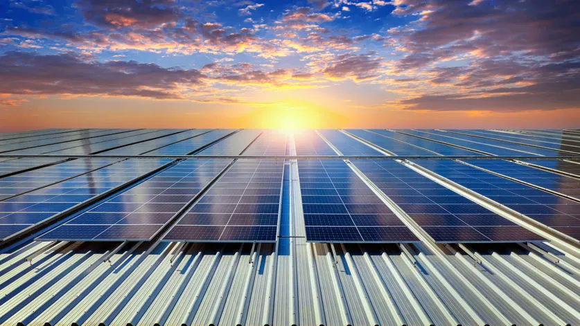 Controllo domotico degli impianti elettrici in abitazione moderna, simbolo dell’evoluzione normativa CEI 64-8 verso impi