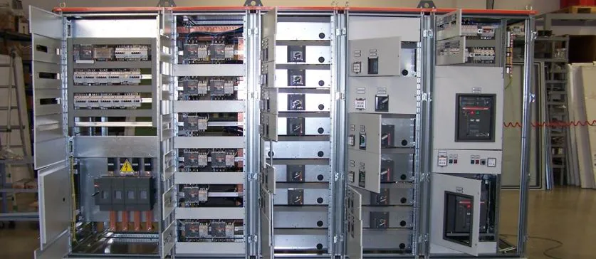 Quadro elettrico di potenza Power Center realizzato per impianto industriale con sistemi di controllo e telemonitoraggio
