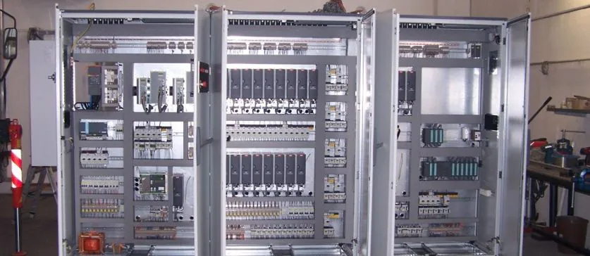 Collaudo di un quadro elettrico per automazione industriale con sistemi PLC e reti di comunicazione.