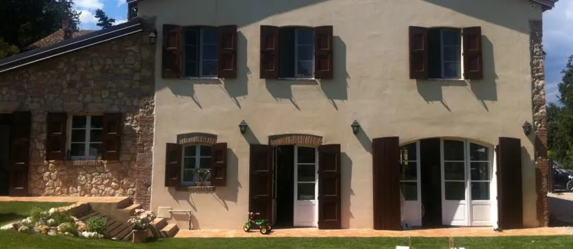 Interno di abitazione con impianto domotico e sistema di illuminazione e termoregolazione realizzato da Braga Elettroimp
